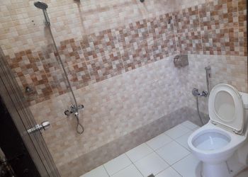 شاليه بمسطح اخضر وجلسة خارجية 