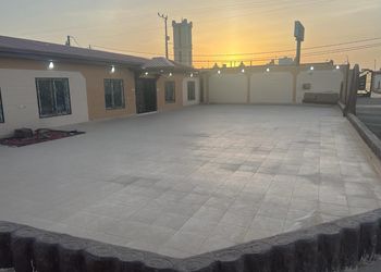 استراحة بملعب كرة قدم ومجالس