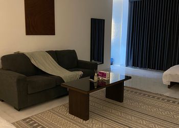 استديو بأثاث مريح وبسيط 