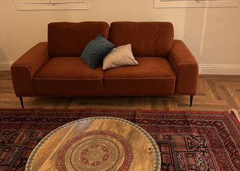 شقة بتصميم أنيق وصالة مريحة 