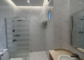 شقة بصالة مطلة  على البحر 