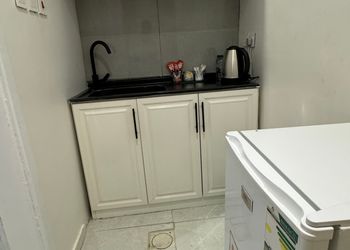 استديو بسرير ماستر وجلسة جانبية 