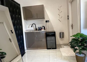 استديو بأثاث مريح وبسيط 