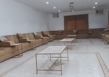 استراحة بمجالس واسعة ومسطح اخضر 