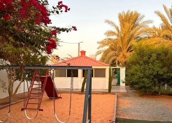 مزرعة بمناظر خلابة وجلسة خارجية 