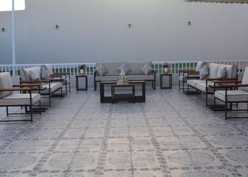استراحة بمسطح اخضر وجلسة خارجية