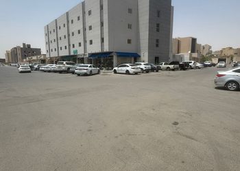 شقة بصالة مريحة وغرفة نوم 