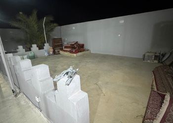 استراحة بمجلس وفناء خارجي