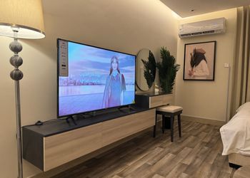 استديو بأثاث مريح وبسيط 