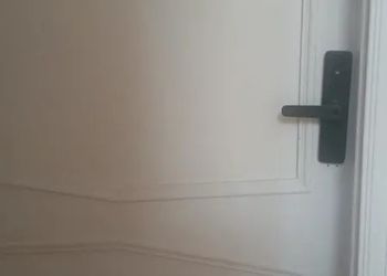 شقة بصالة أنيقة ودخول ذاتي