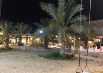 مزرعة بطابع تراثي ومسطحات خضراء