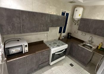شقة بصالة أنيقة ودخول ذاتي