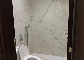 شاليه بمسبح خارجي ومسطح اخضر