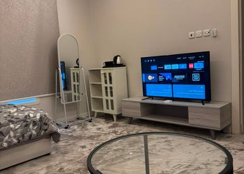 استديو بأثاث مريح وبسيط 