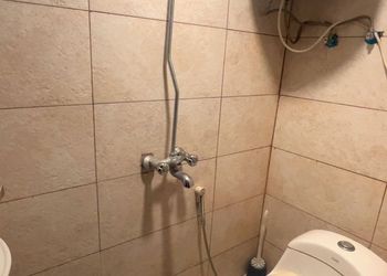 شاليه بمسطح اخضر وجلسة خارجية 