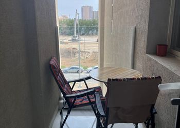 شقة بصالة وثلاث غرف نوم 