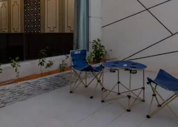 شاليه بمسطح اخضر ومسبح