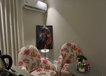 شقة بتصميم أنيق وصالة مريحة