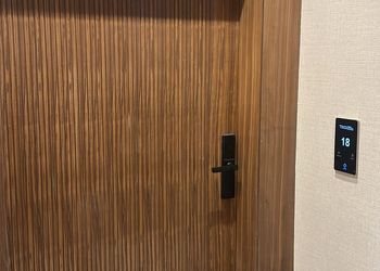 شقة بغرفة معيشة وغرفتين نوم 