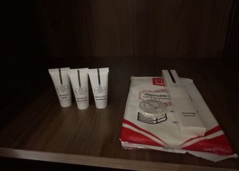 غرفة بأثاث مريح وبسيط