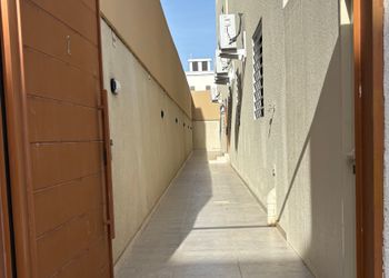 شقة بصالة جلوس وغرفتين نوم 