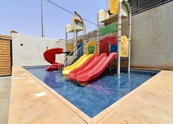 شاليه بمسطح اخضر و العاب مائيه