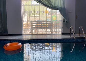 شالية بمسبح ألعاب مائية 