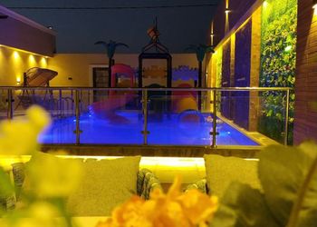 شاليه بألعاب مائية وجلسة خارجية