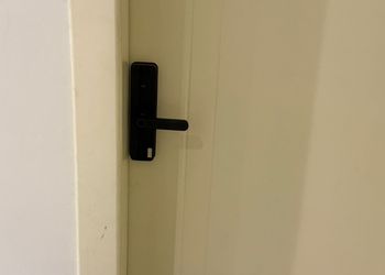 شقة بغرفة معيشة وغرفة نوم 