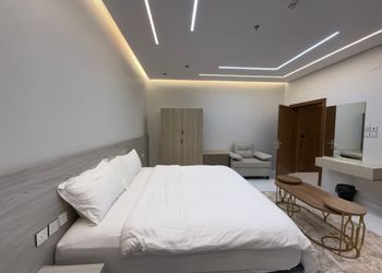استديو بأثاث مريح وبسيط 