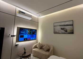استديو بأثاث مريح وبسيط 