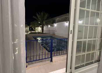 شاليه بجلسة خارجية وألعاب أطفال 