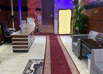 شقة بغرفة نوم ودورة مياة