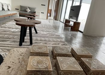 شاليه بجلسة خارجية وتصميم فاخر