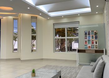 شاليه انيق ومسطح اخضر واسع