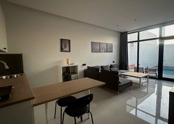 شاليه بصالة جلوس مطلة على المسبح