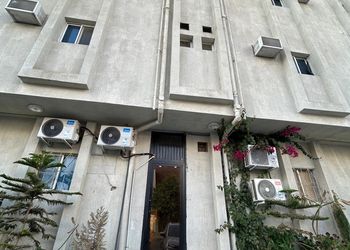 شقة بغرفة معيشة وغرفتين نوم 