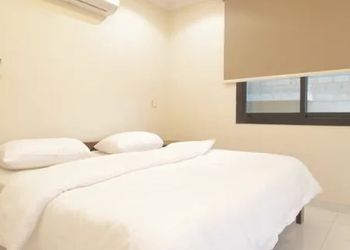 شقة بصالة وثلاث غرف نوم