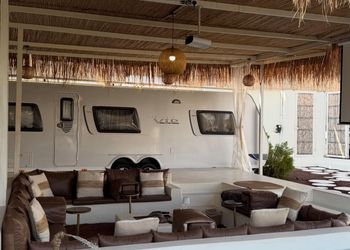 كرفان بإطلالة على مزرعة
