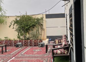 استراحة بمسطح اخضروجلسة خارجية 