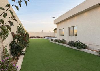 شاليه بمسطح اخضر وجلسة خارجية