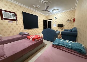 شقة بثلاث اسرة وجلسة جانبية 