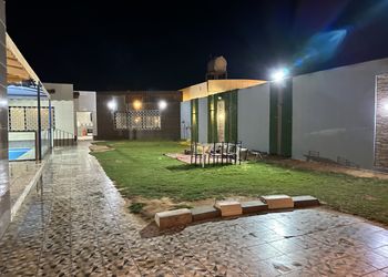 شاليه بمسطح اخضر وجلسة خارجية 