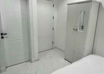 شقة بصالة وغرفة نوم وبأثاث بسيط