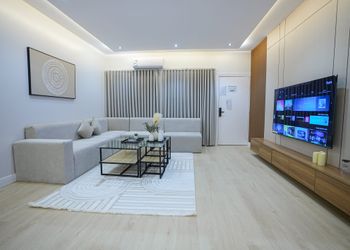 شقة بدخول ذاتي وصالة أنيقة 