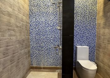 شاليه بمسبح ومسطح اخضر