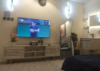 استديو بسرير ماستر وجلسه جانبيه