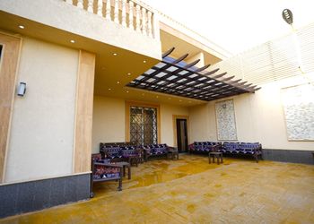 شاليه بمسطح اخضر وجلسة خارجية