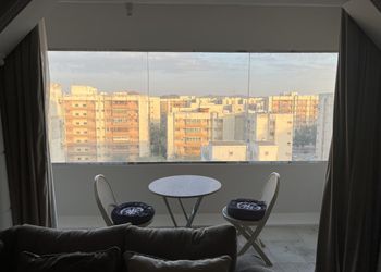 شقة بصالة وثلاث غرف نوم 