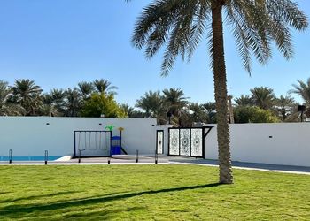 استراحة بمسبح خارجي وجلسة خارجية